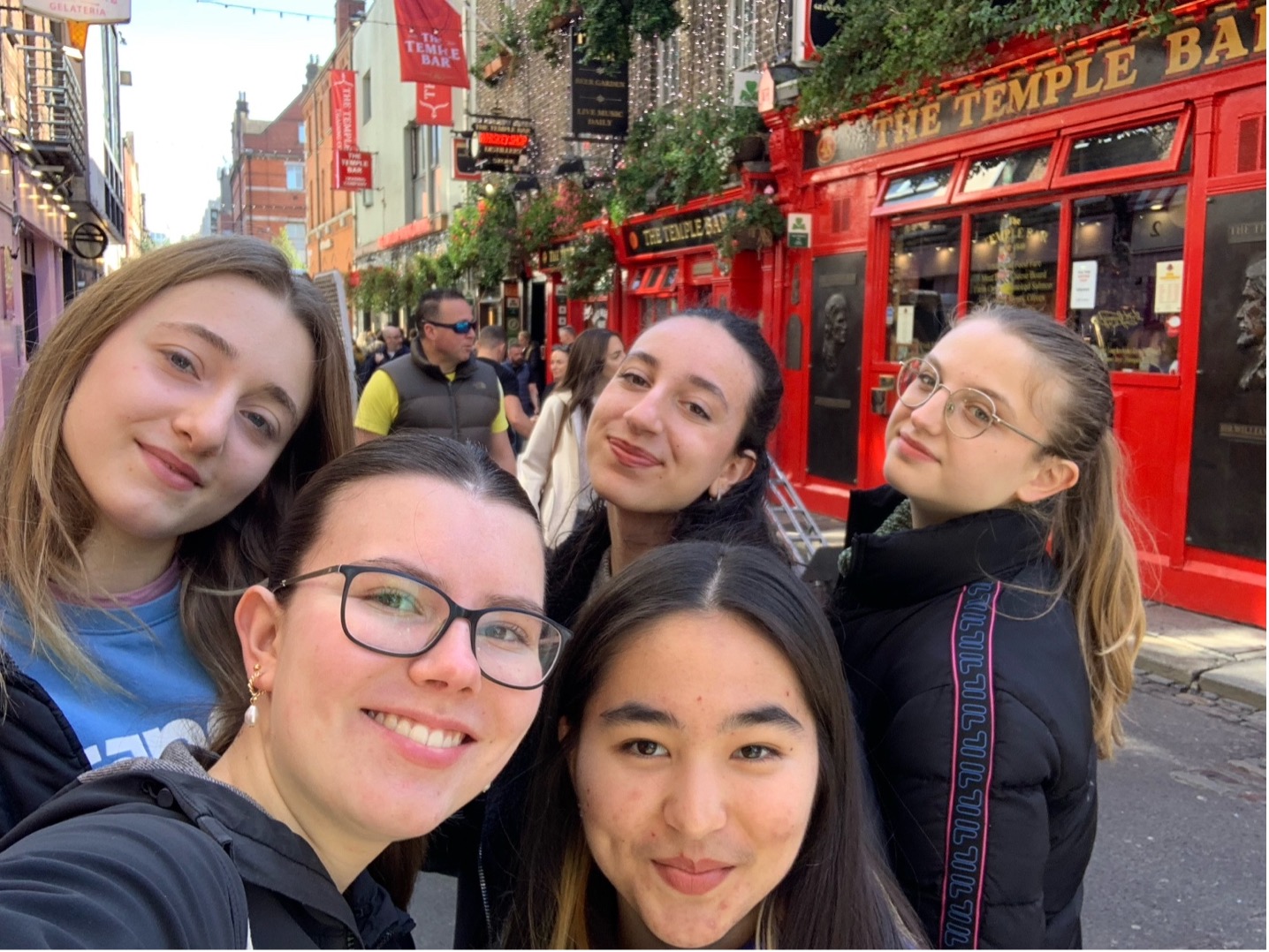 Junge Freundinnen in Dublin vor Irish Pub lachend im Selfie