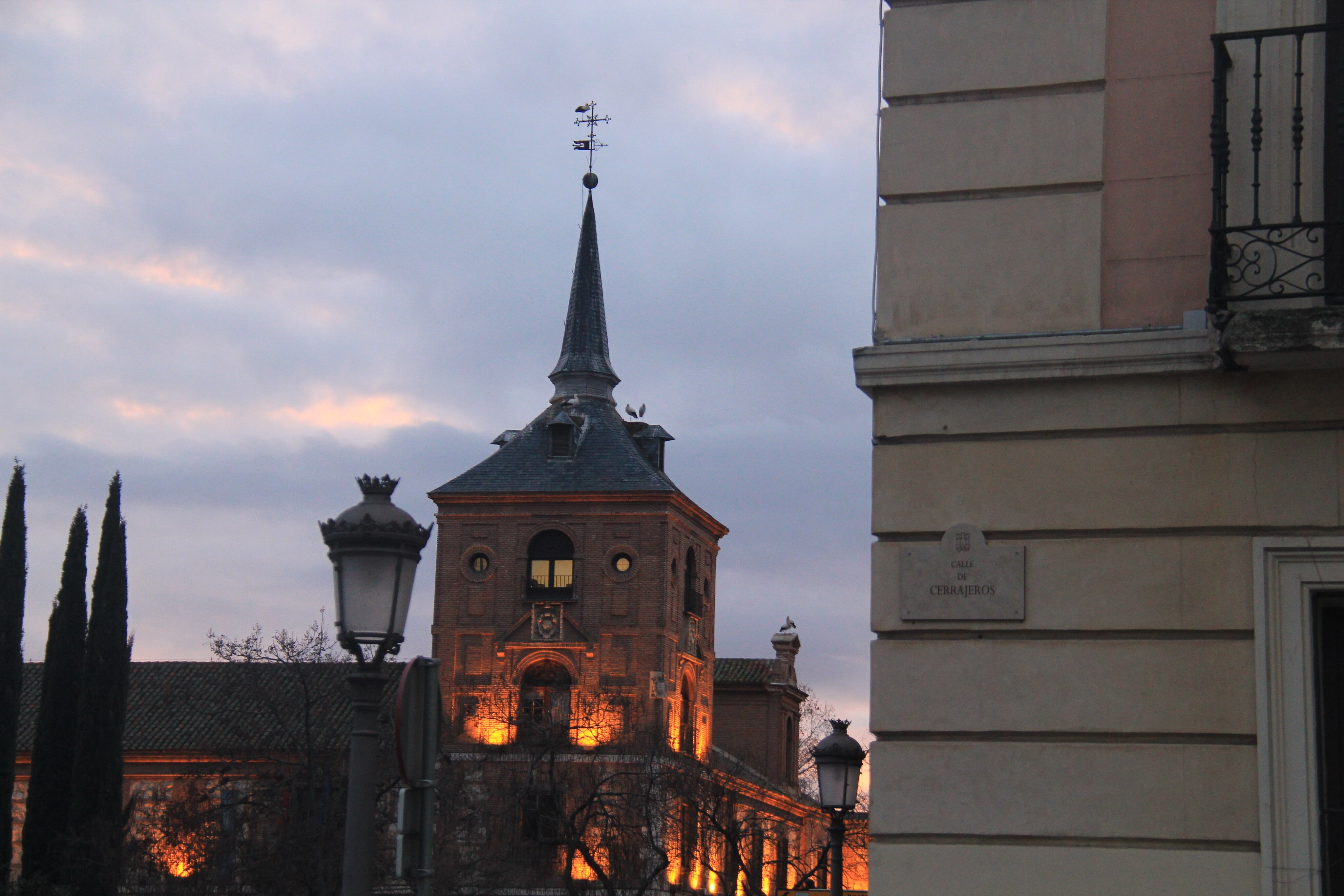 Spanische Stadt in der Dämmerung
