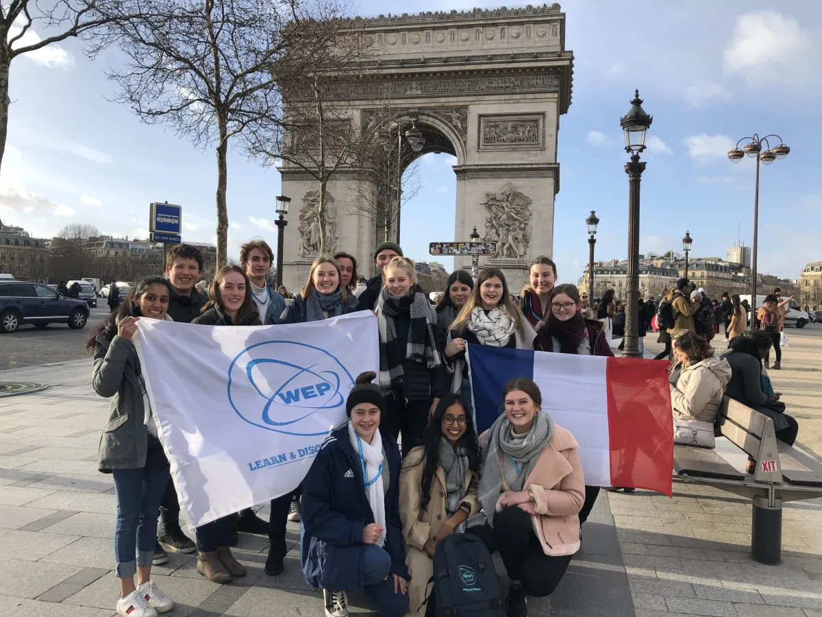 Gruppenfoto einer Reise in Paris