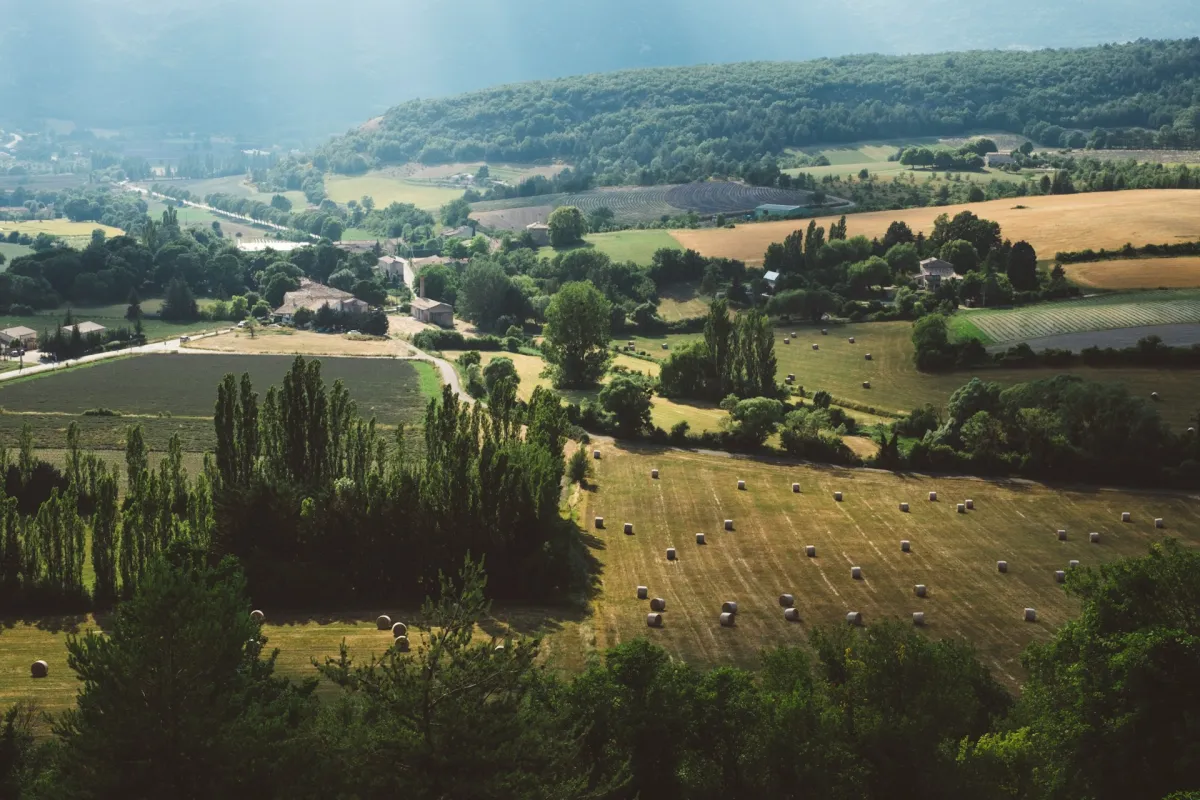 Französische Landschaft mit Felder, Hügel und Bäumen aus der Vogelperspektive