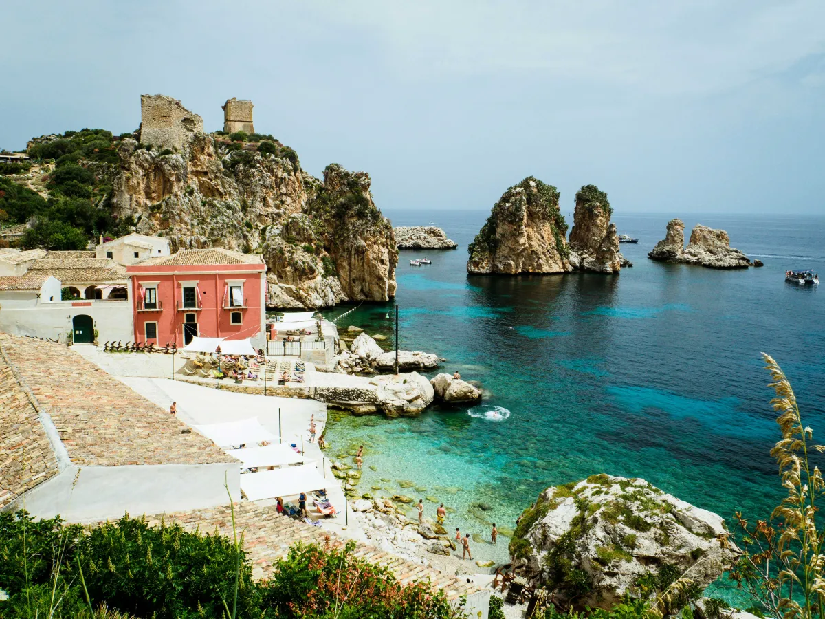 Italienische Riviera Küstendorf mit Strand und türkisfarbenem Meer