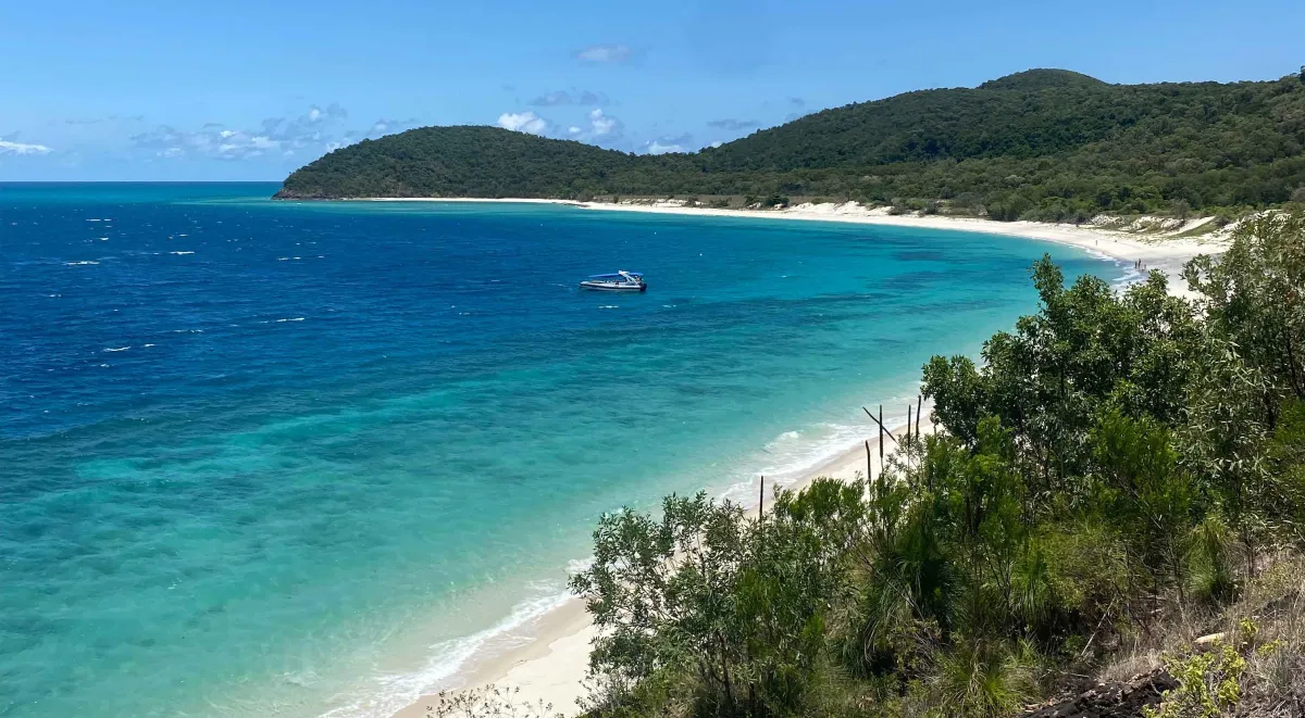 Weisser Sandstrand mit türkisfarbigem Meer und blauem Himmel