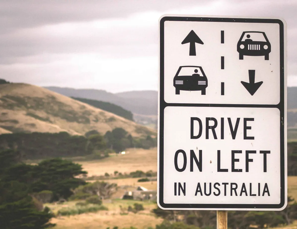 Strassenschild für Linksverkehr in Australien