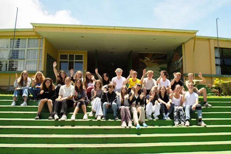 Gruppenbild vom Orientation Camp für Austauschschüler auf Treppe sitzend