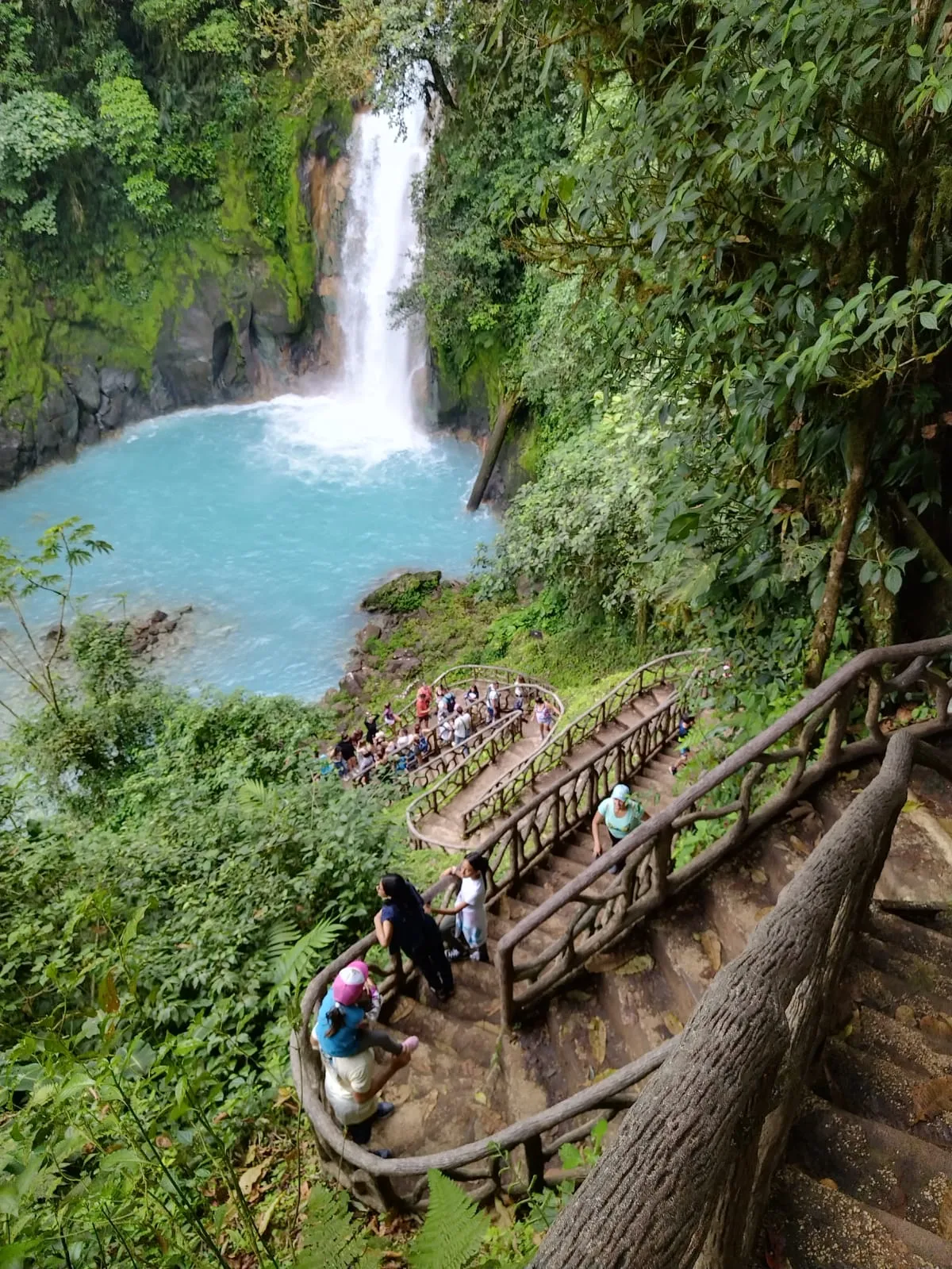 Natürliche Treppe zu Wasserfall mit Schüler spazierend