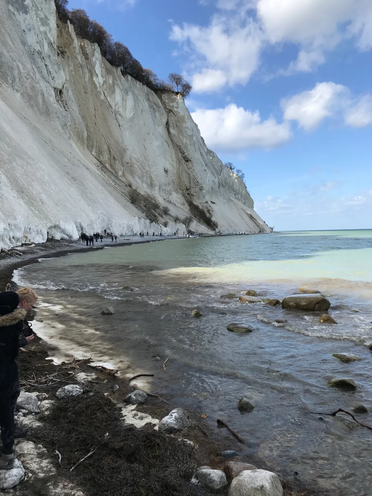 Bucht mit weissen Sandsteinfelsen um hellgrünem Meer