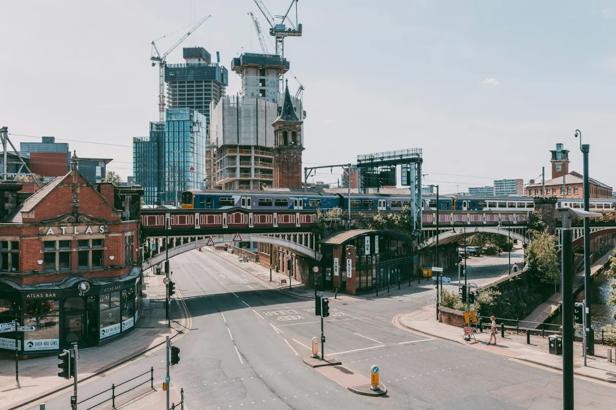 Britische Stadt mit Highline Bahnhof und Skylines im Hintergrund