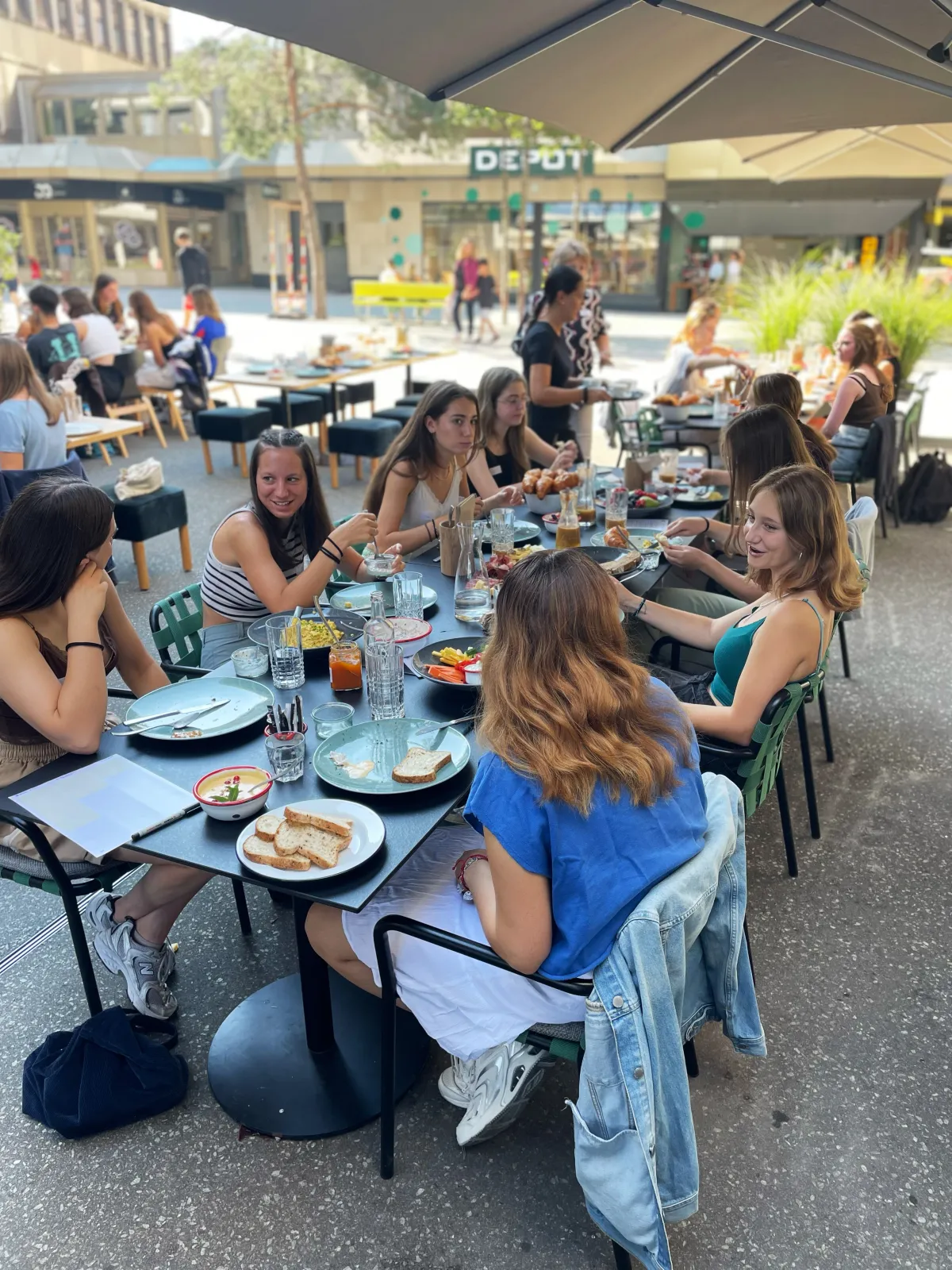 Schüler essen Brunch auf Sonnenterrasse