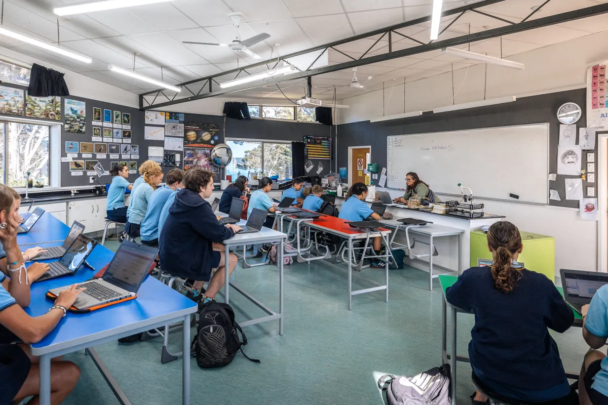 Klassenzimmer mit Schüler in Uniformen in Neuseeland