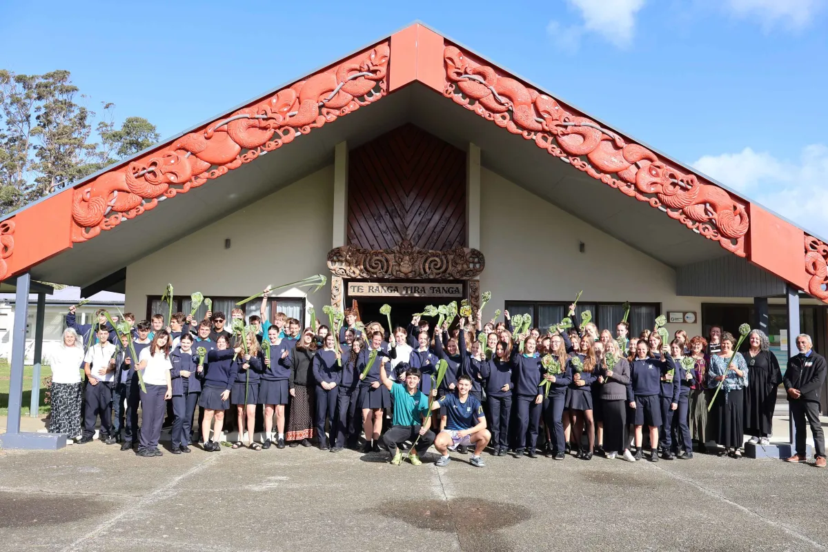 Schülergruppenfoto vor traditionellem Schulgebäude in Neuseeland
