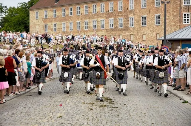 Dudelsack Parade in Schottland mit vielen Zuschauern