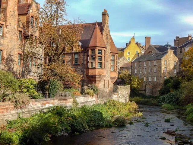 Alte Häuser in Schottland mit Fluss und Pflanzen