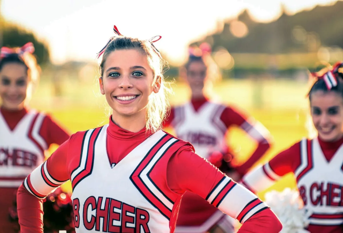 Cheerleaders in den USA mit roten Kleidern lachend