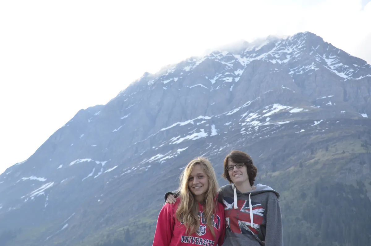 Zwei Mädchen haltend vor Berg mit USA Pullovers