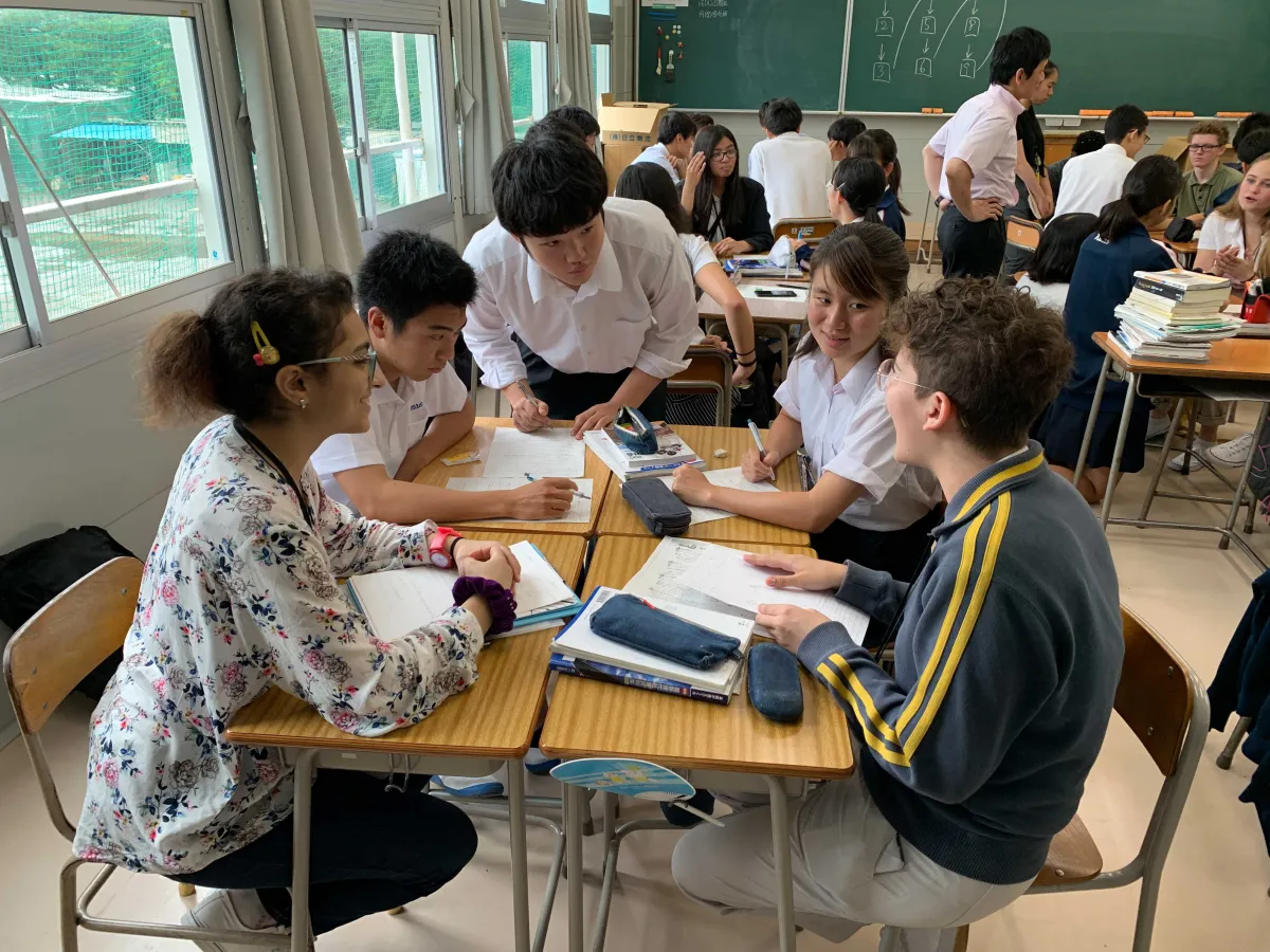 Schüler:innen in Klassenzimmer in Japan bei Gruppenarbeit