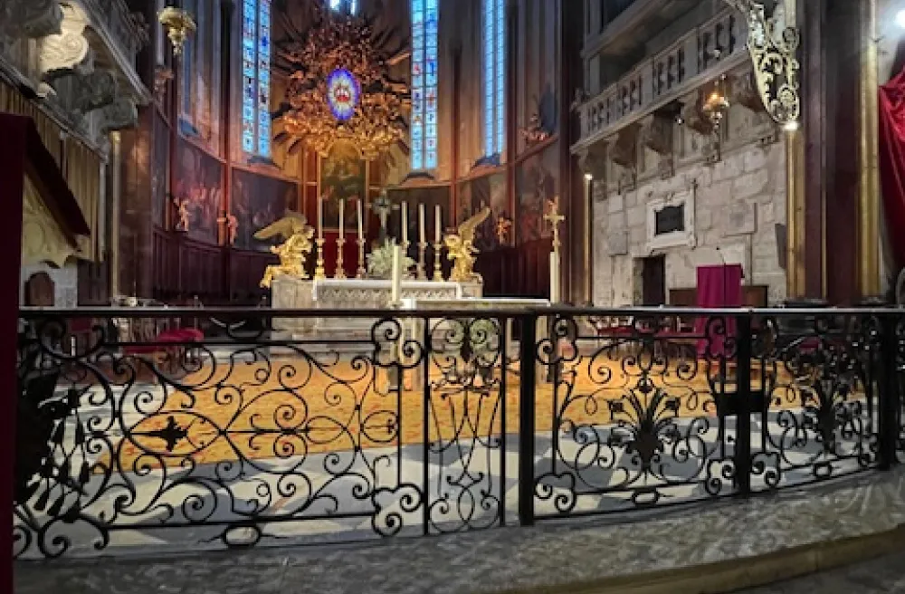 Erleuchteter grosser Altar einer alten Kirche in Frankreich