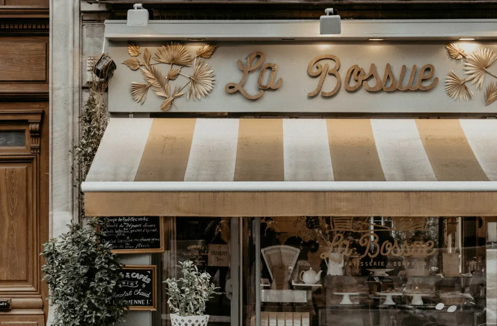 Hübsche Patisserie von aussen in Frankreich