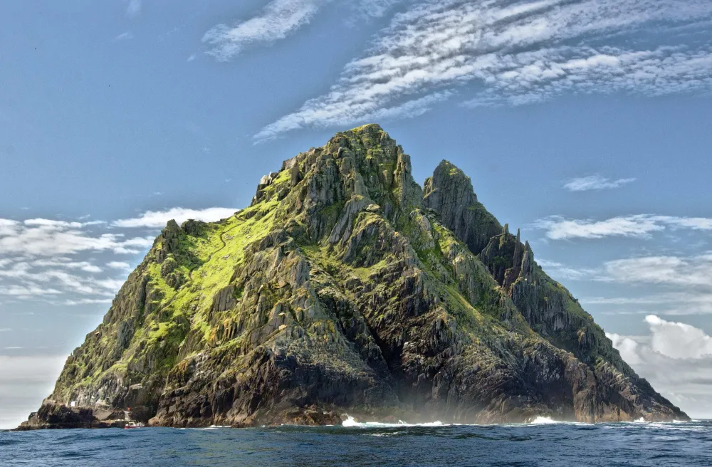 Sicht auf wunderschöne Skellig Michael Insel im Atlantik in Irland