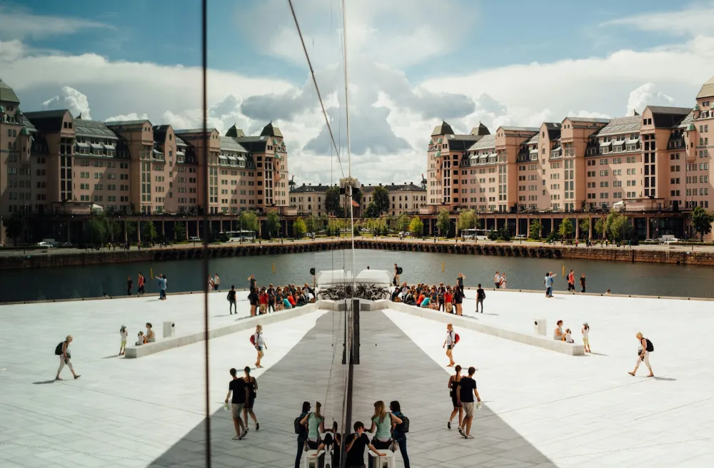 Weisser Platz in Oslo mit laufenden Menschen und Touristengruppen