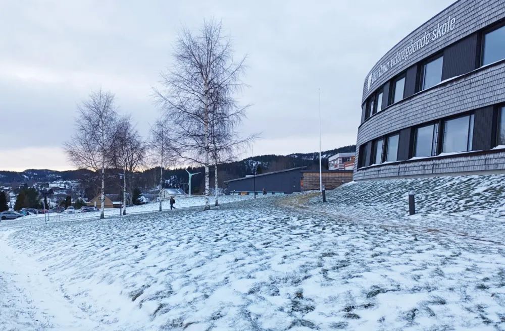 Rundes Gebäude mit Fenstern in winterlicher Landschaft in Norwegen