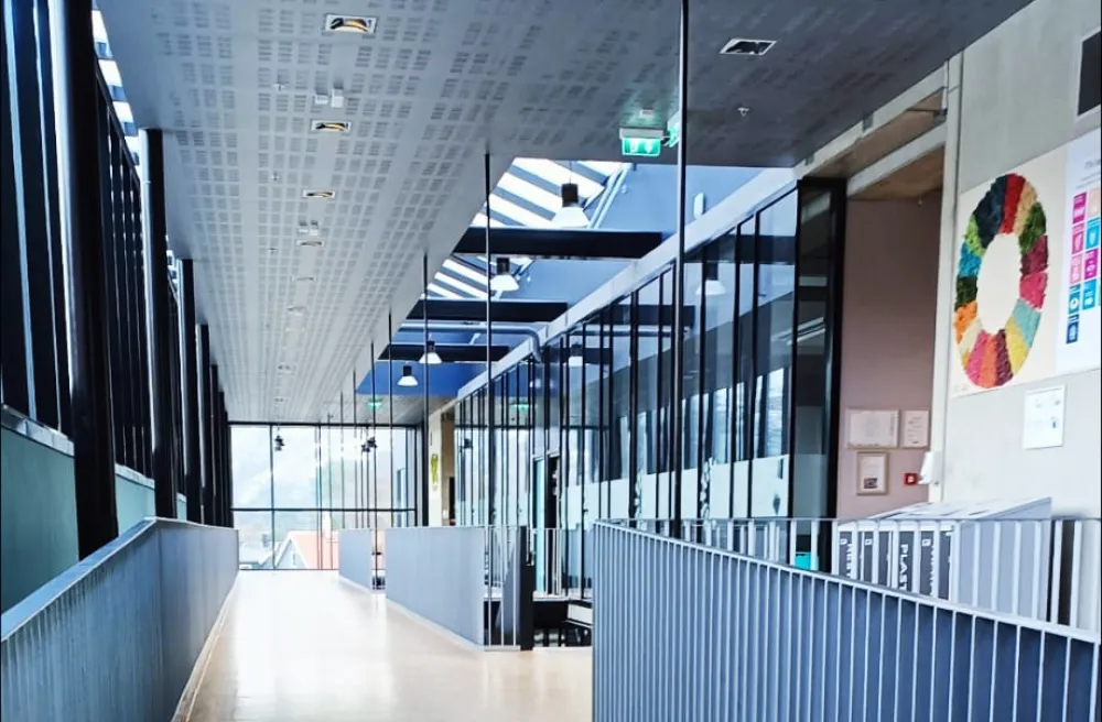 Flur mit Metalgeländer einer modernen, norwegischen Schule