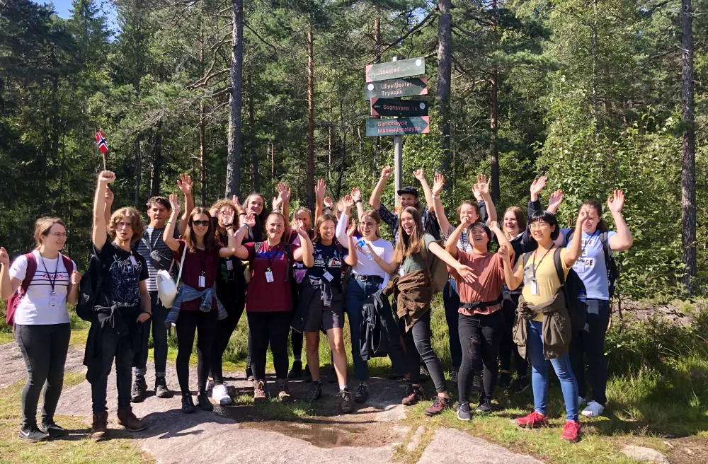Jubelnde Schüler:innen in Waldlichtung an einem Sommertag