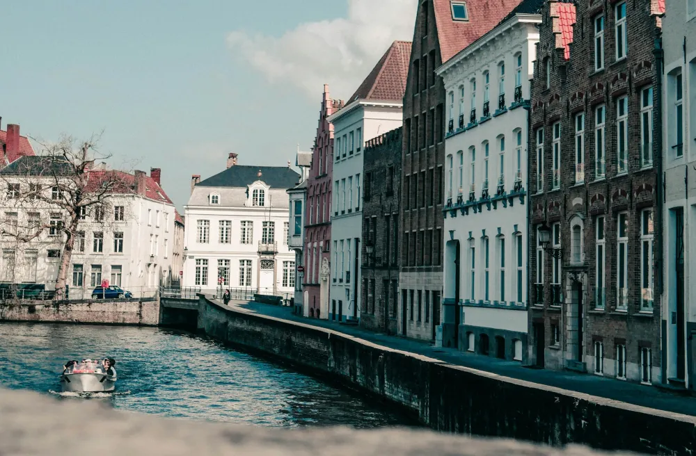 Belgische Stadt Bruegge mit typischen Häusern und Wasserkanal