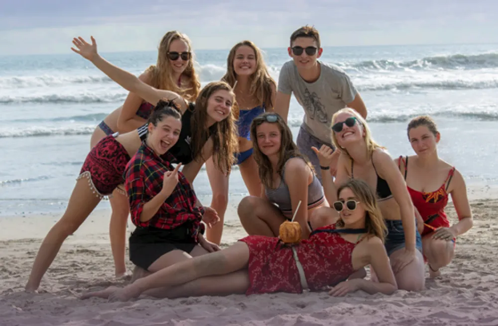 Gruppenfoto von Teenagern am Beach