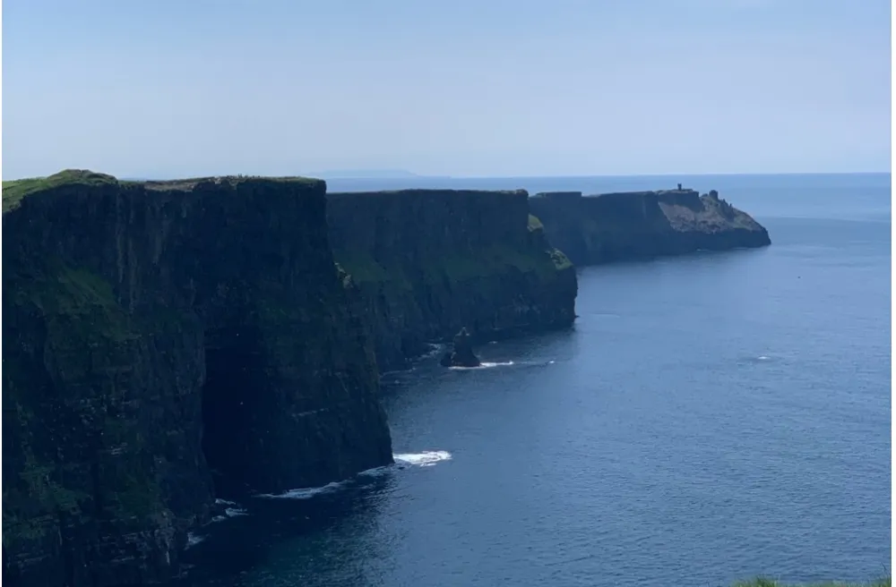 Sicht auf irische, schroffe, steile Küste vom Meer aus