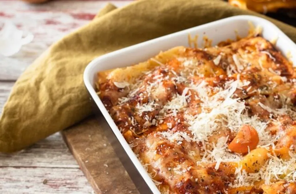 Lasagne in Backofenform auf einem Tisch