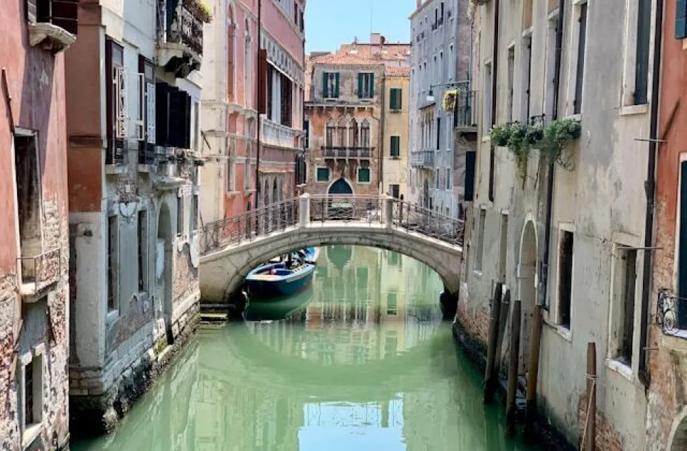 Italienische Stadt Venedig mit typischer Bruecke und Kanal
