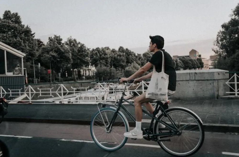 Jugendlicher auf einem Fahrrad in einer Landschaft in den Niederlanden