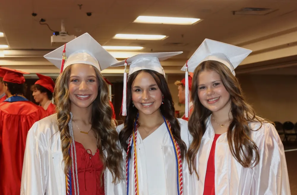 Freundinnen Gruppenfoto bei der Graduation in den USA mit typischer Kleidung