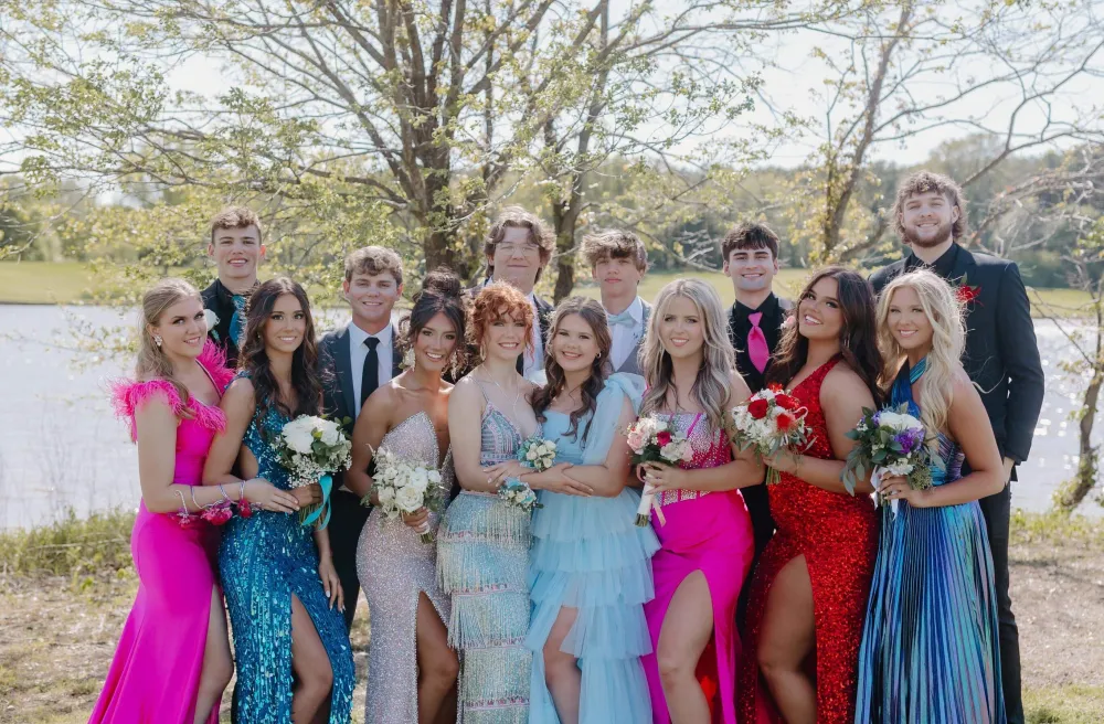 Gruppenfoto von Freunden in schoener Kleidung fuer den Prom in den USA
