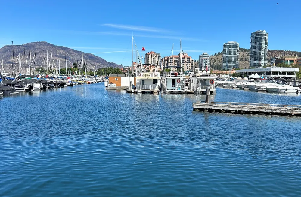 Hafenstadt Kelowna an blauem See mit blauem Himmel
