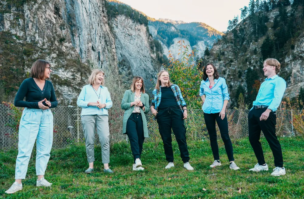 INTO Mitarbeiter Gruppenfoto fröhlich Herbst 2024