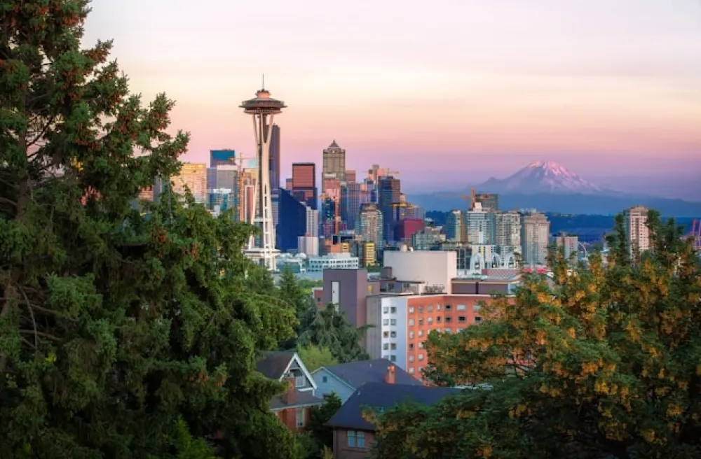 Destination Seattle mit Turm Space Needle im Abendrot