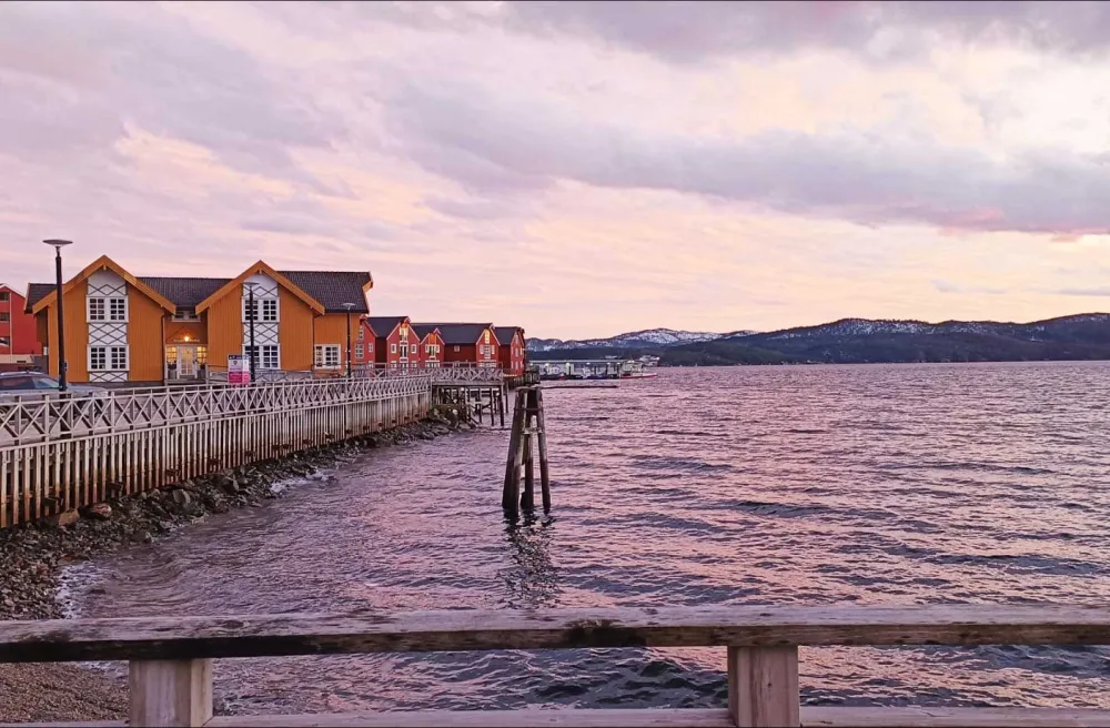 Skandinavische Häuser am Meer