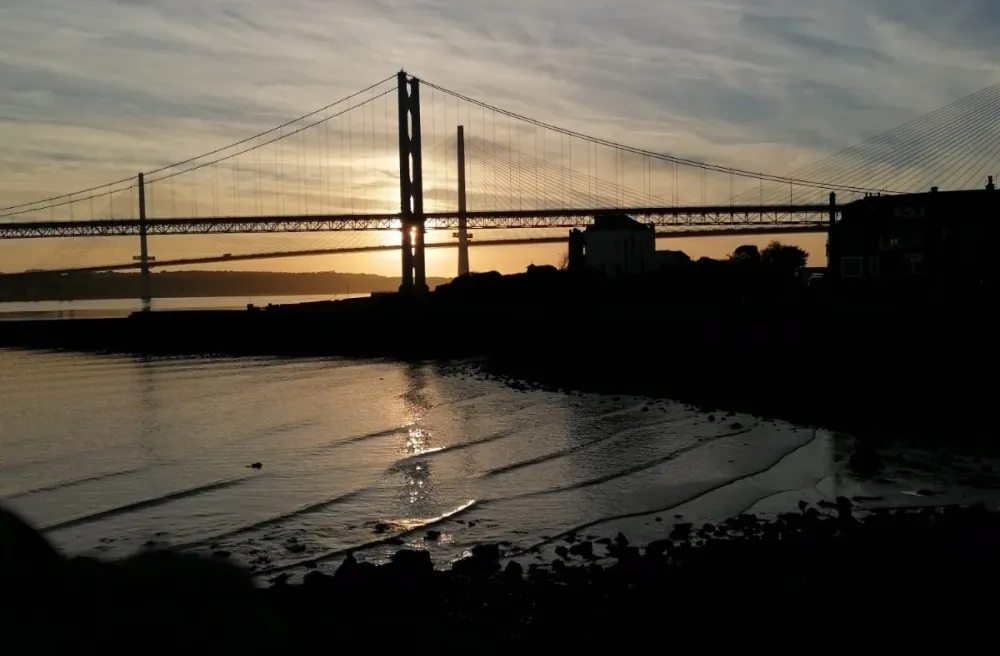 Brücke auf dem Wasser während Sonnenuntergang