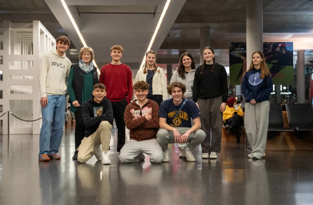 Schülergruppe und Austauschorganisation INTO am Flughafen Zürich