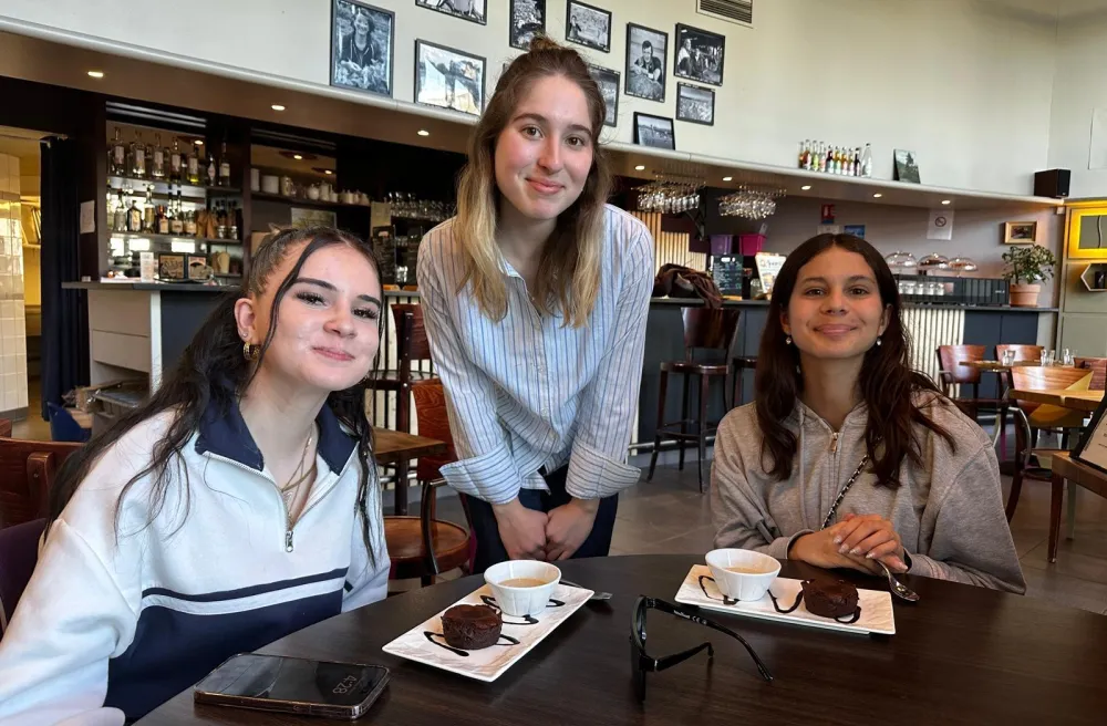 Austauschschülerin in Frankreich im Café