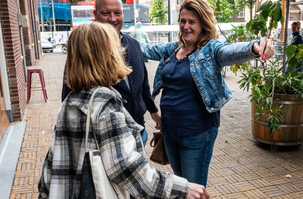 Schülerin wird von Gastfamilie mit offenen Armen empfangen