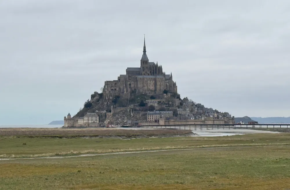 Mont-Saint-Michel auf einer Insel in der Normandie, fotografiert bei bedecktem Himmel