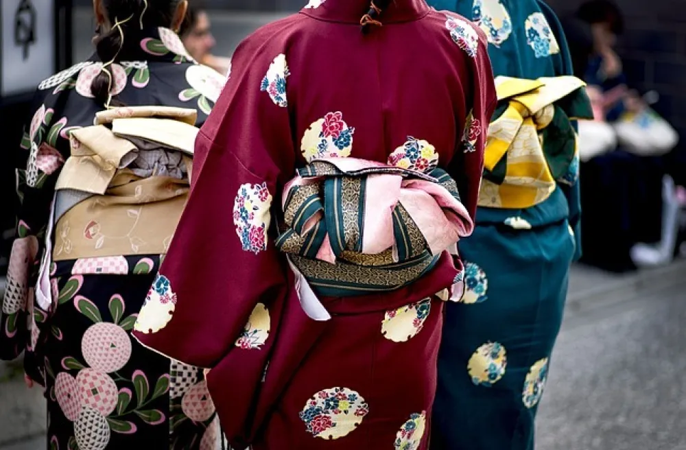 Frau in traditionellem Kimono von hinten