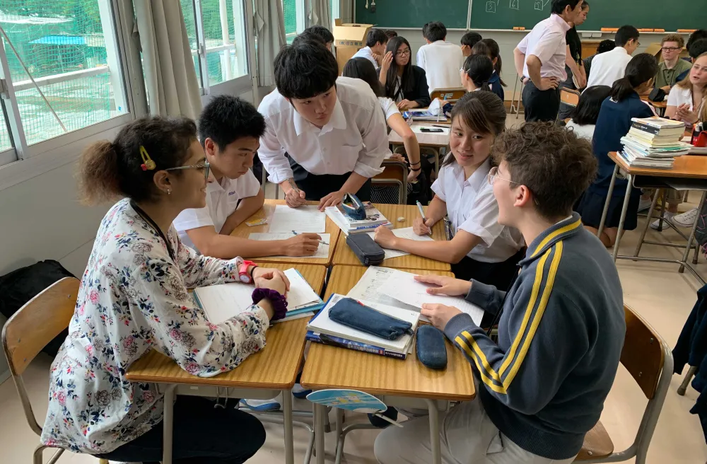 Schüler:innen in Klassenzimmer in Japan bei Gruppenarbeit