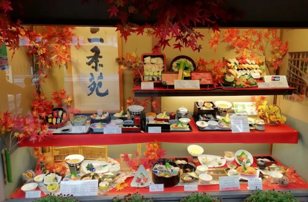 Ausgestellte Sushi durch Schaufenster fotografiert