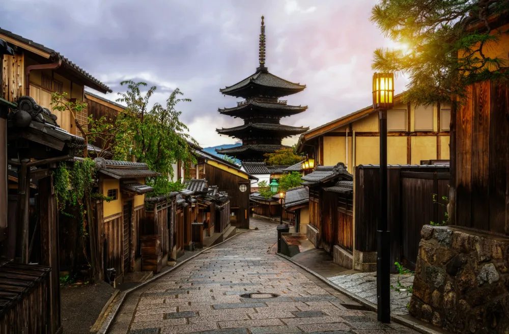 Sicht auf Tempel durch japanisches Gässchen in Abendstimmung