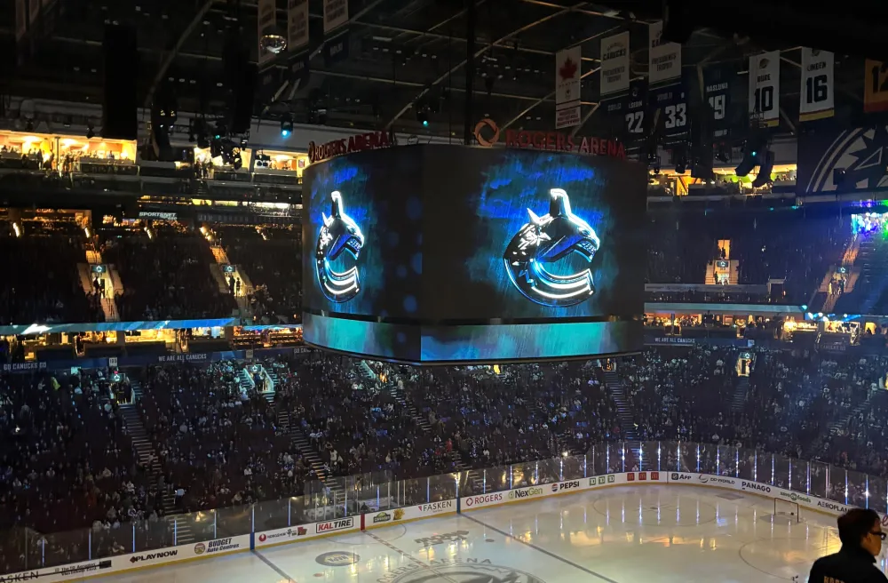 Im Stadion bei einem Eishockey-Spiel