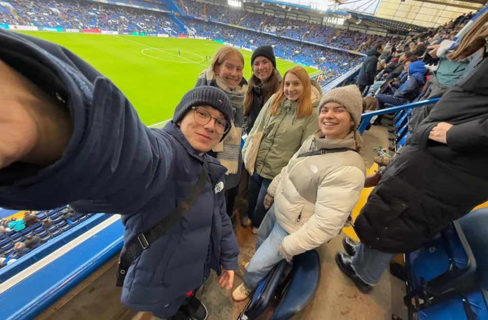vor dem Stadion, Selfie mit Freunden