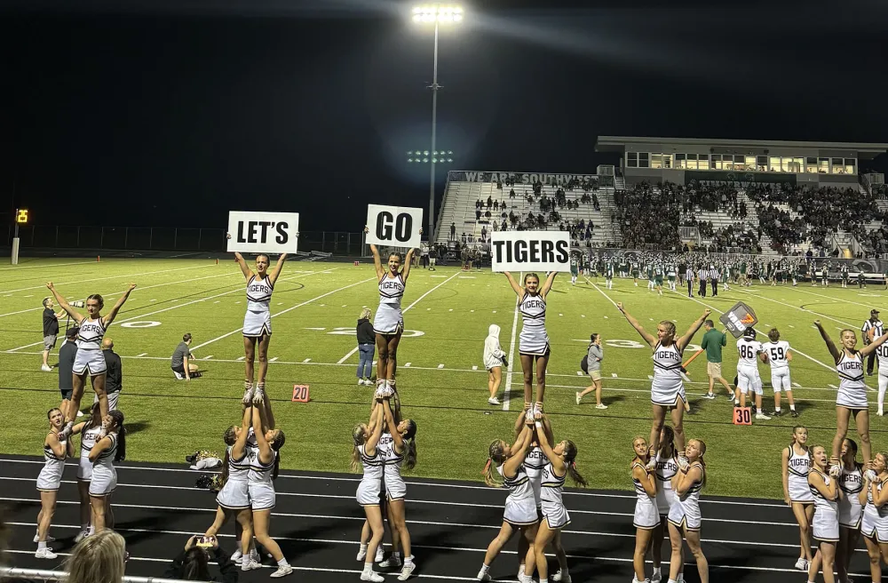 Cheerleader die Schilder mit "Let's Go Tigers" hochalten